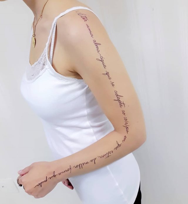 tattoo femenino con frase en el brazo 25