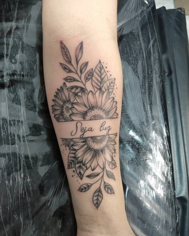 tattoo femenino con frase en el brazo 26