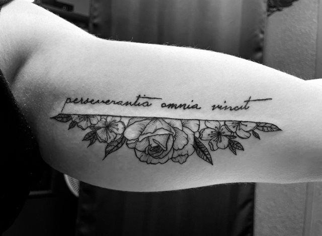 tattoo femenino con frase en el brazo 27