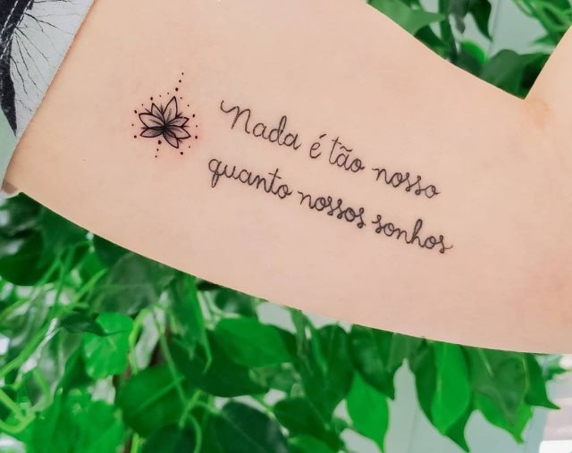 tattoo femenino con frase en el brazo 28