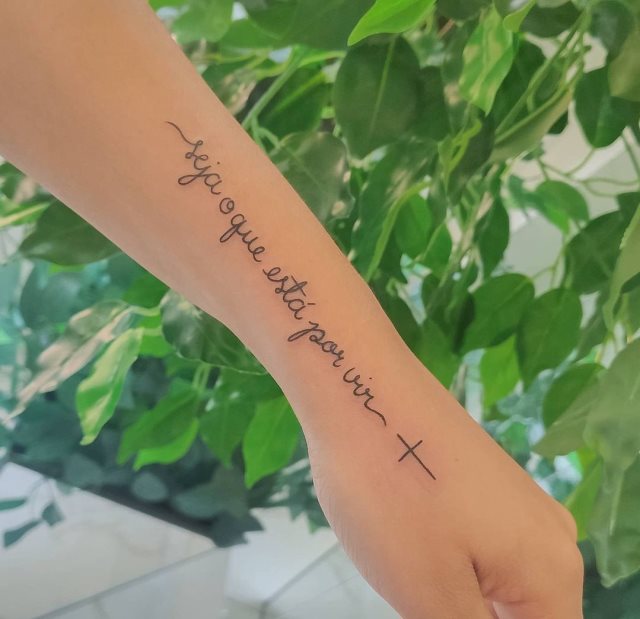 tattoo femenino con frase en el brazo 29