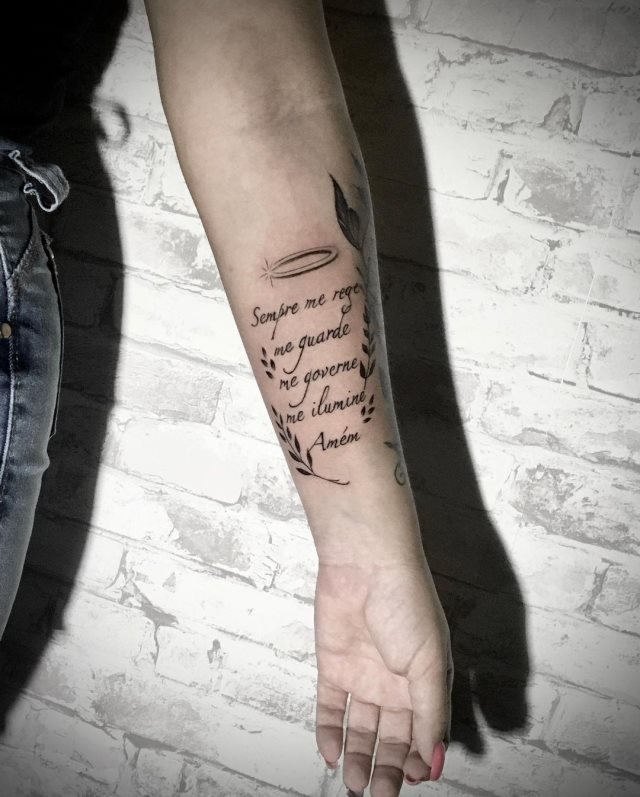 tattoo femenino con frase en el brazo 30