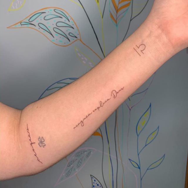 tattoo femenino con frase en el brazo 31