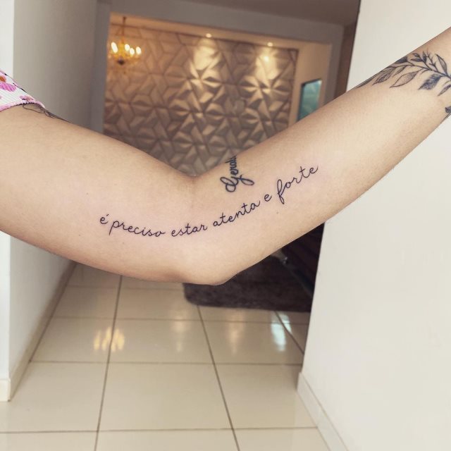 tattoo femenino con frase en el brazo 32