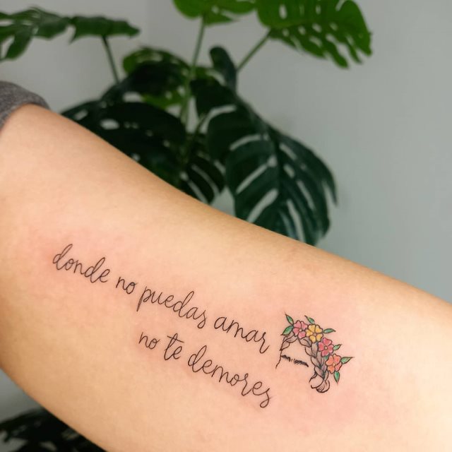 tattoo femenino con frase en el brazo 33