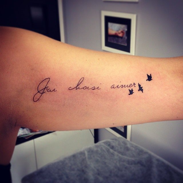 tattoo femenino con frase en el brazo 34