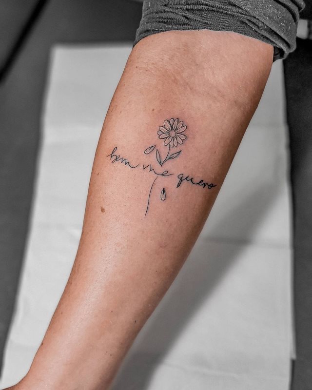 tattoo femenino con frase en el brazo 35