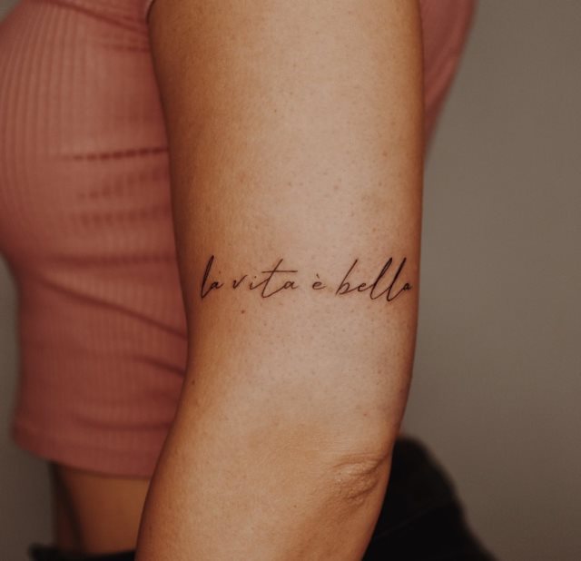 tattoo femenino con frase en el brazo 36