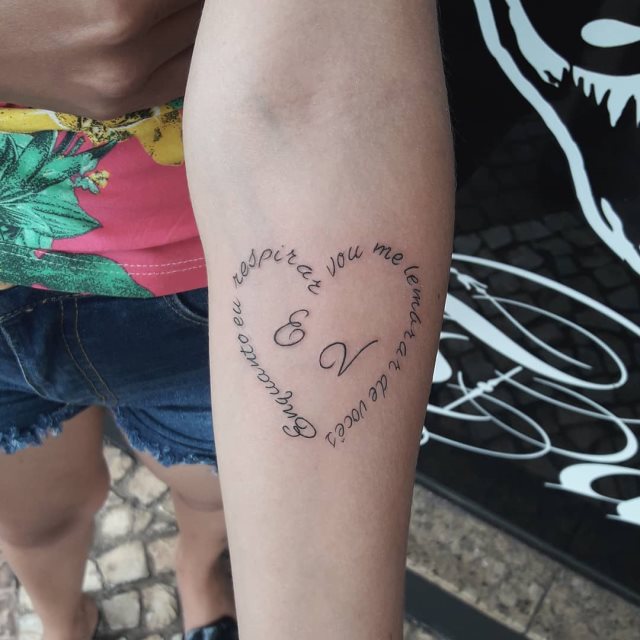 tattoo femenino con frase en el brazo 37