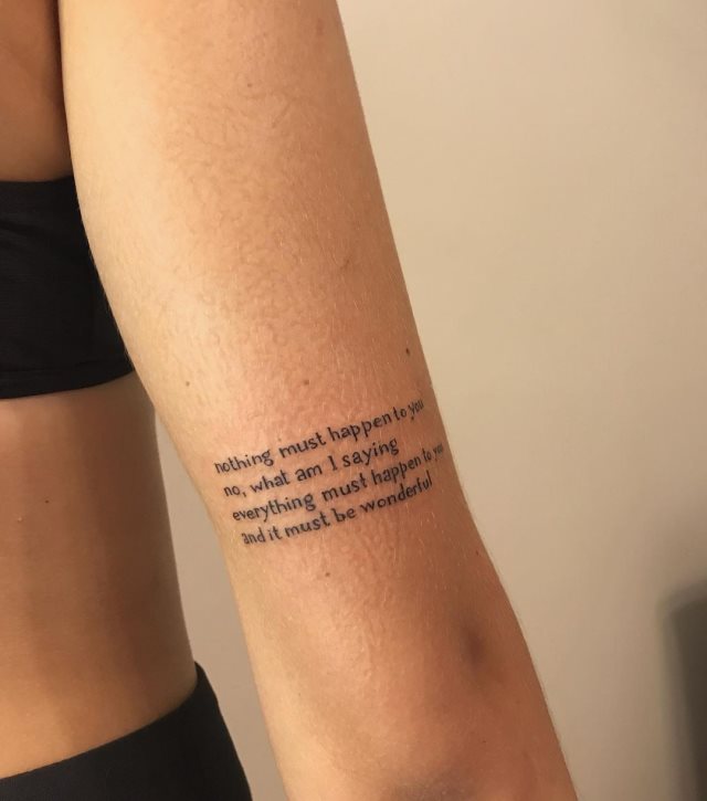 tattoo femenino con frase en el brazo 38