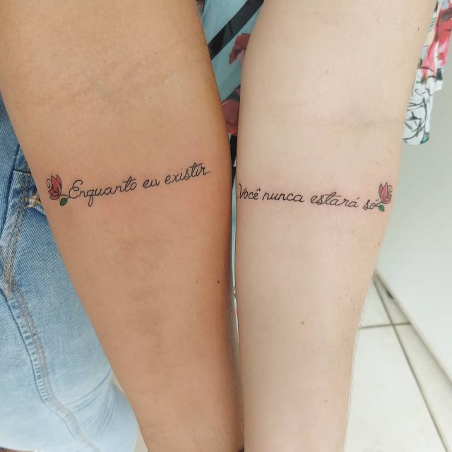 tattoo femenino con frase en el brazo 43