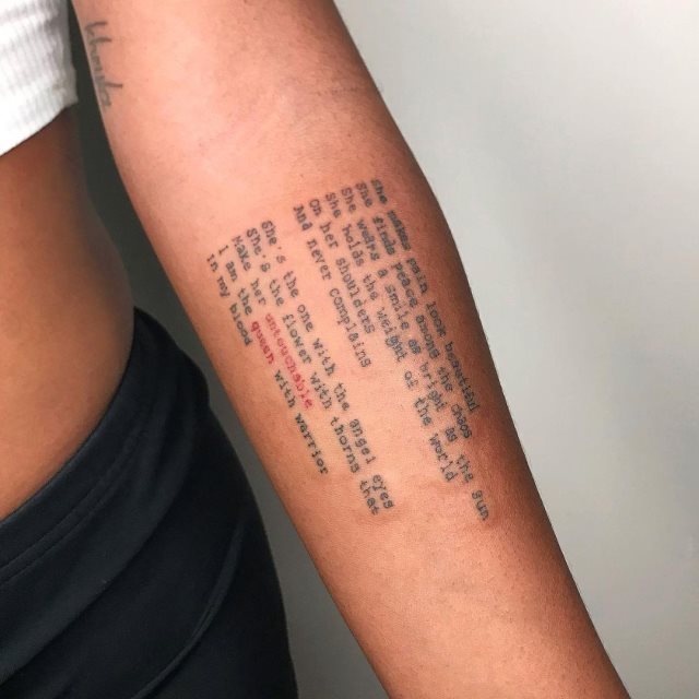 tattoo femenino con frase en el brazo 44