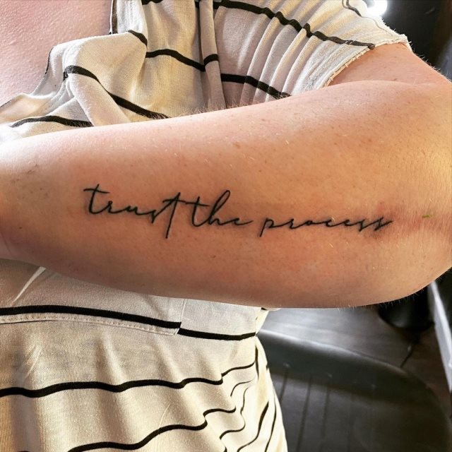 tattoo femenino con frase en el brazo 45
