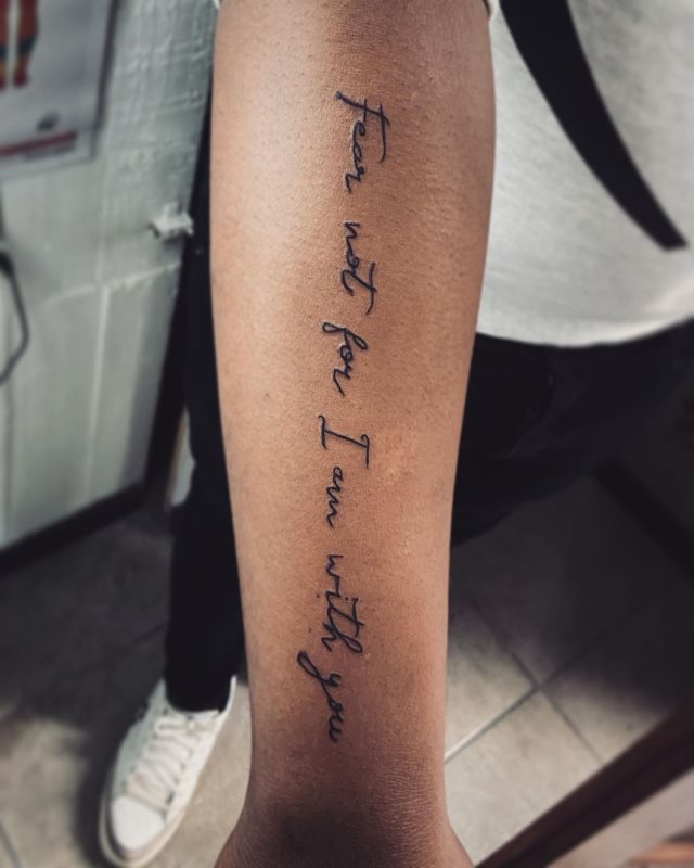 tattoo femenino con frase en el brazo 47