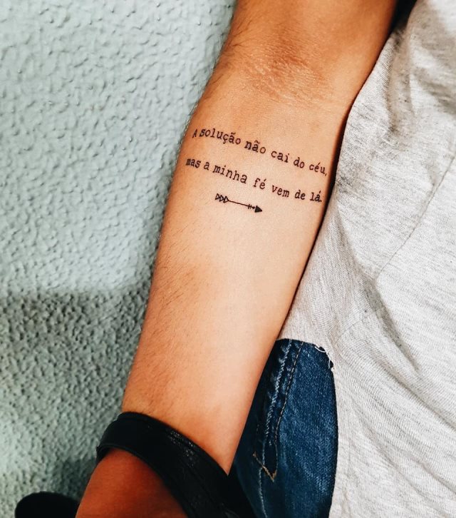 tattoo femenino con frase en el brazo 48