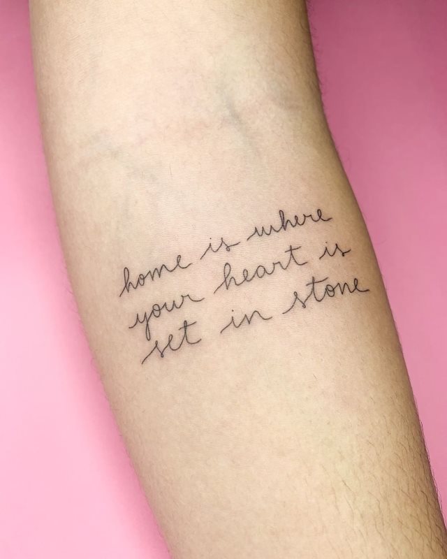 tattoo femenino con frase en el brazo 49