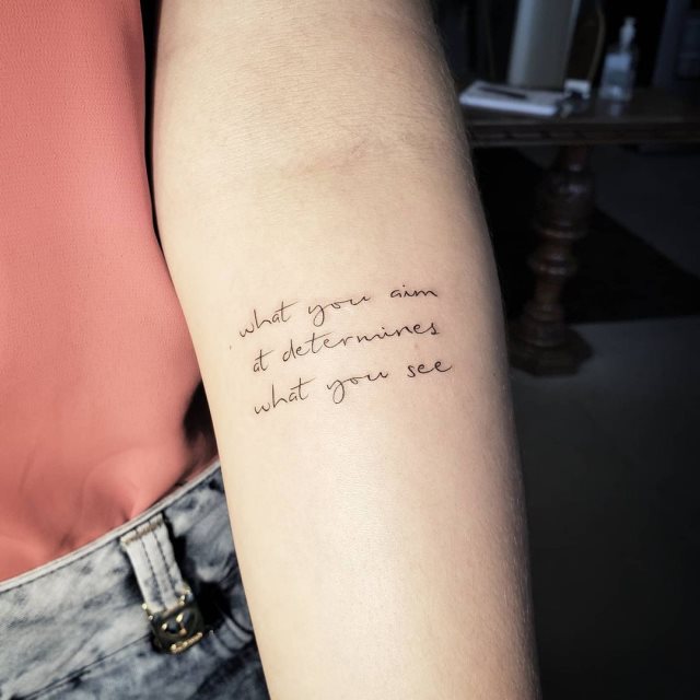 tattoo femenino con frase en el brazo 50