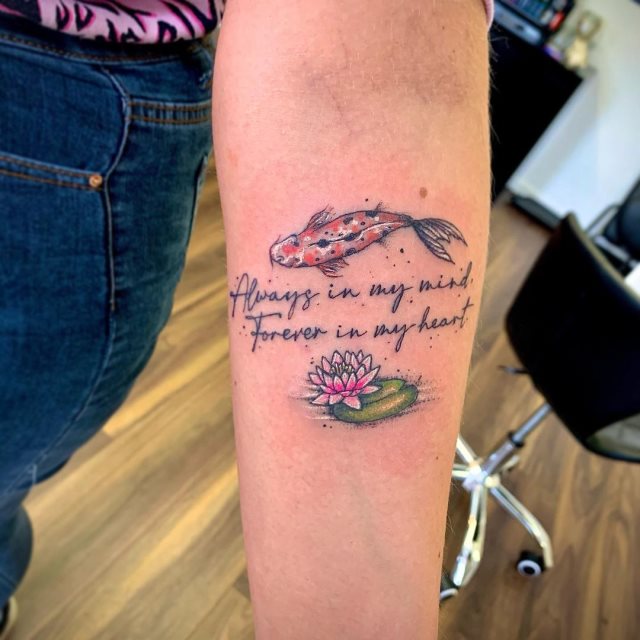 tattoo femenino con frase en el brazo 51