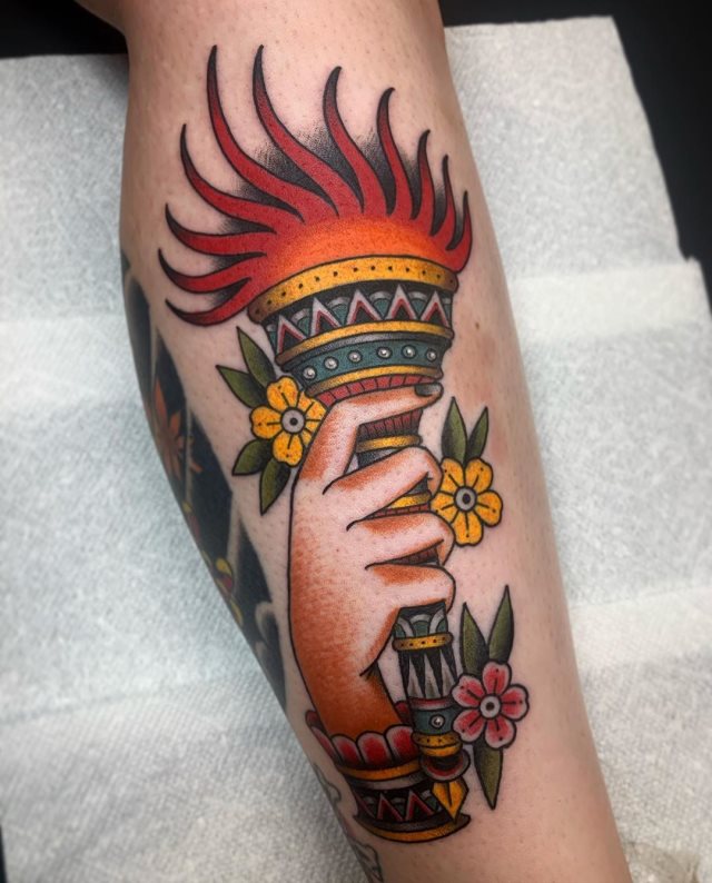 tattoo femenino con fuego 14