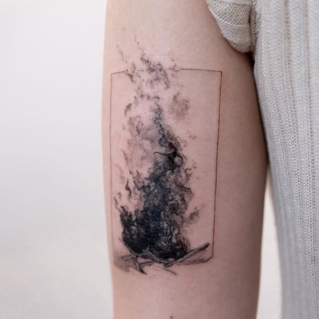 tattoo femenino con fuego 22
