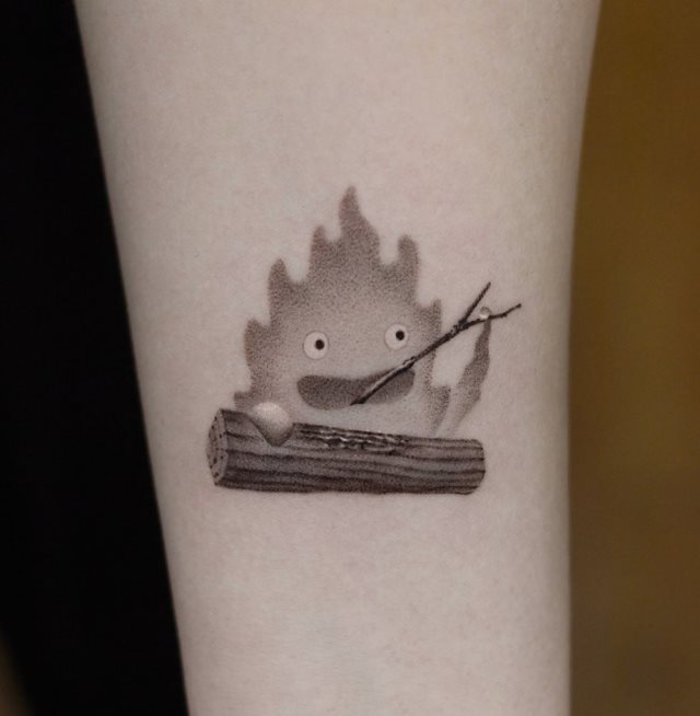 tattoo femenino con fuego 24