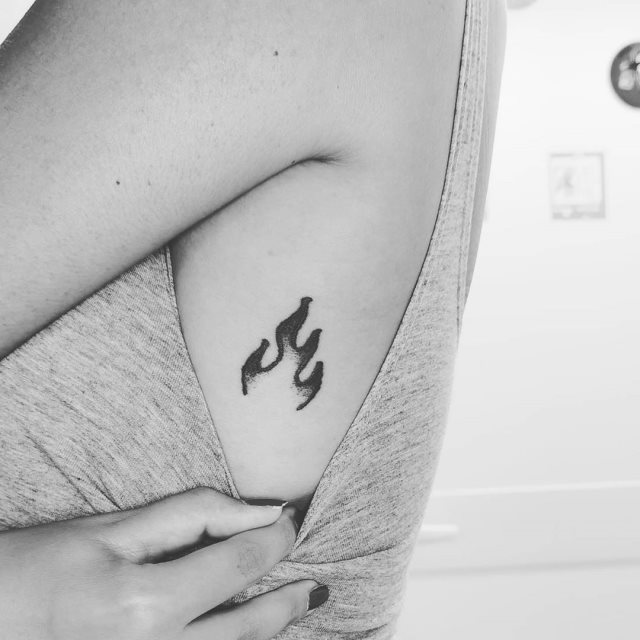 tattoo femenino con fuego 27