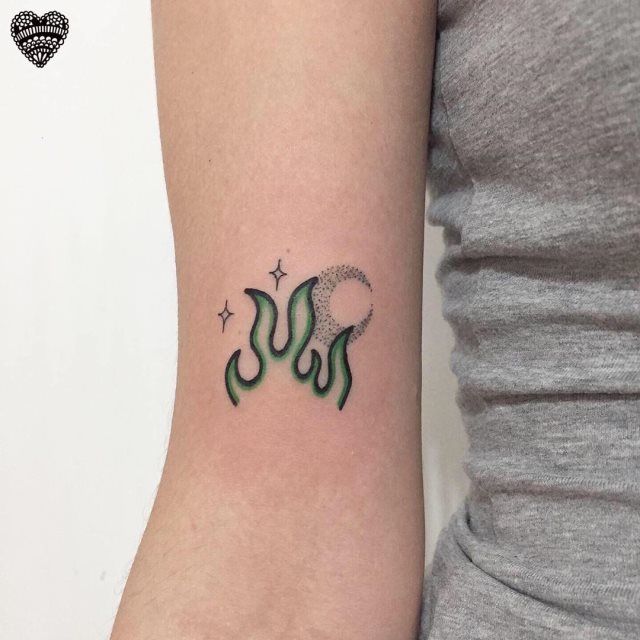 tattoo femenino con fuego 29