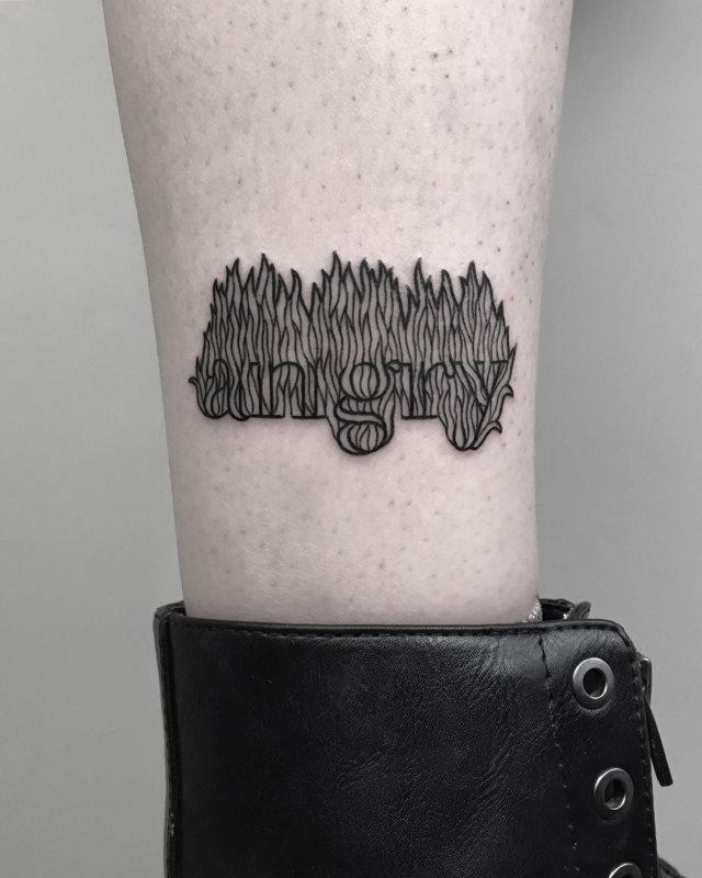 tattoo femenino con fuego 50