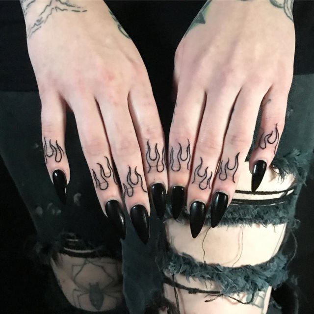 tattoo femenino con fuego 55