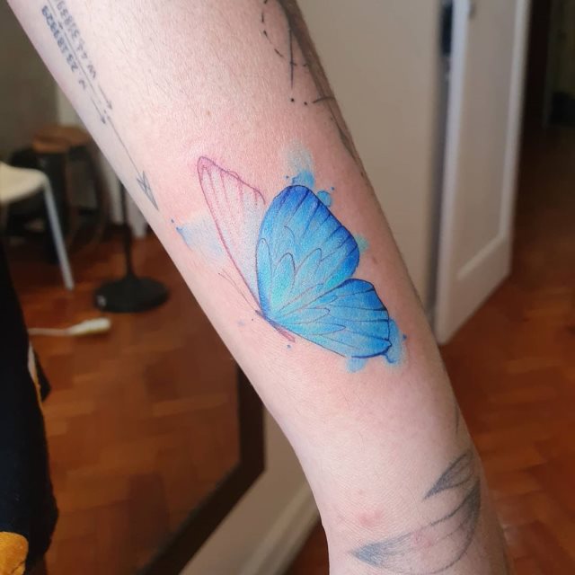 tattoo femenino con mucho color 16
