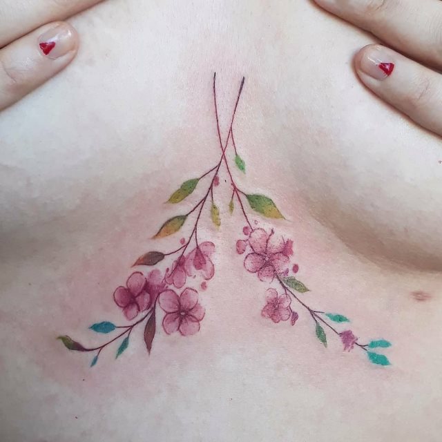 tattoo femenino con mucho color 17