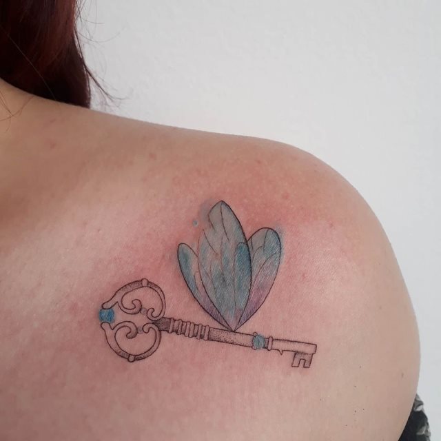 tattoo femenino con mucho color 18