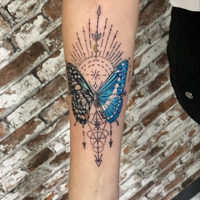 tattoo femenino con mucho color 21