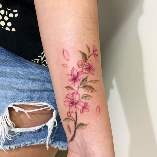 tattoo femenino con mucho color 27