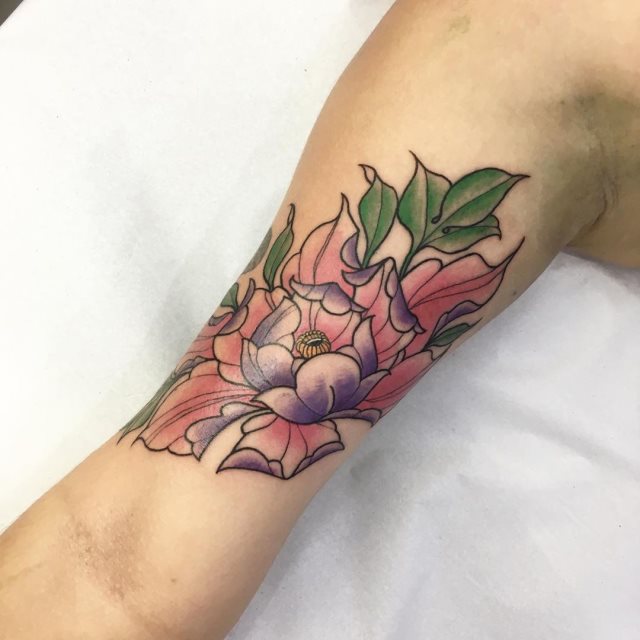 tattoo femenino con mucho color 28