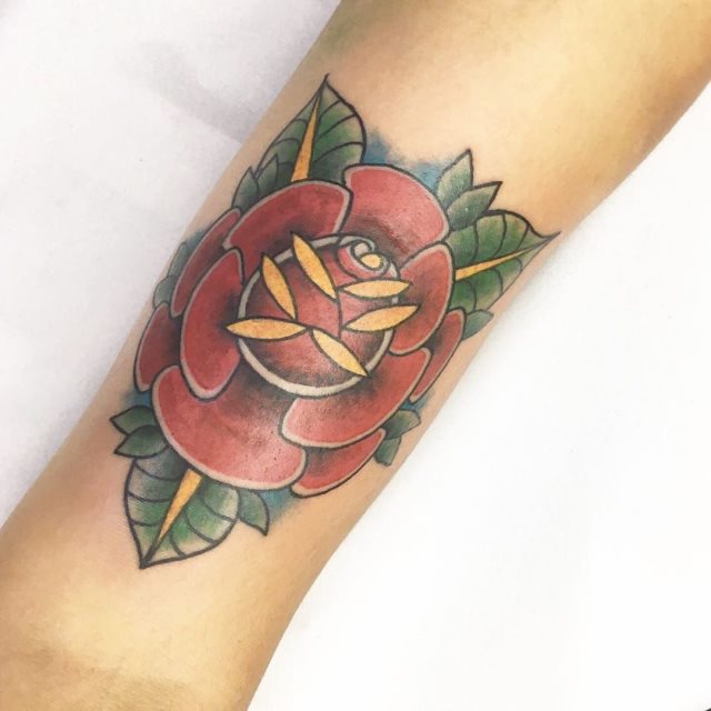 tattoo femenino con mucho color 29