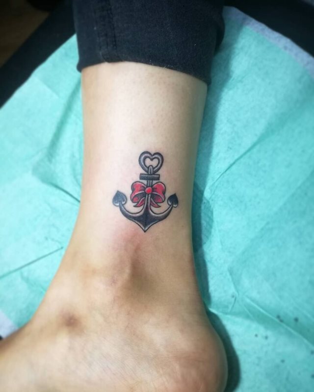 tattoo femenino con un ancla 02