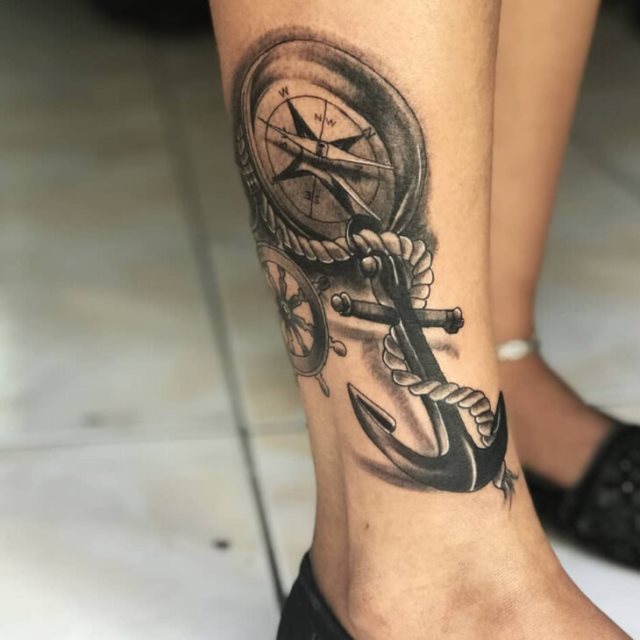 tattoo femenino con un ancla 03
