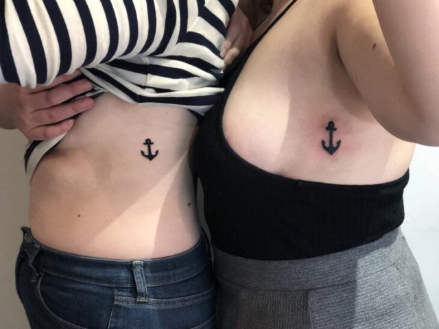 tattoo femenino con un ancla 04