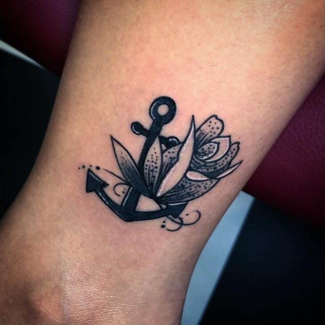 tattoo femenino con un ancla 06