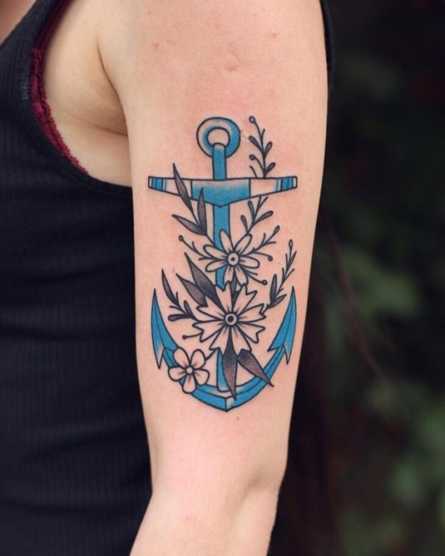 tattoo femenino con un ancla 07