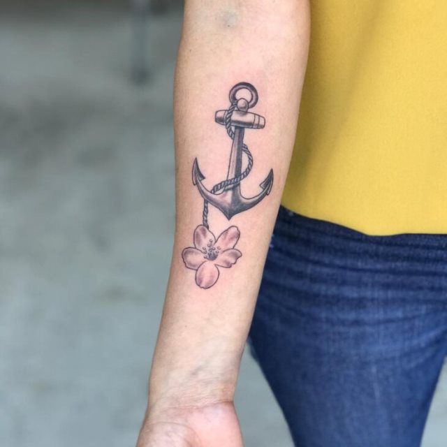 tattoo femenino con un ancla 09