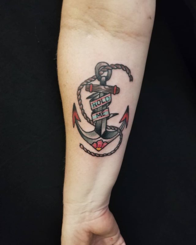 tattoo femenino con un ancla 10
