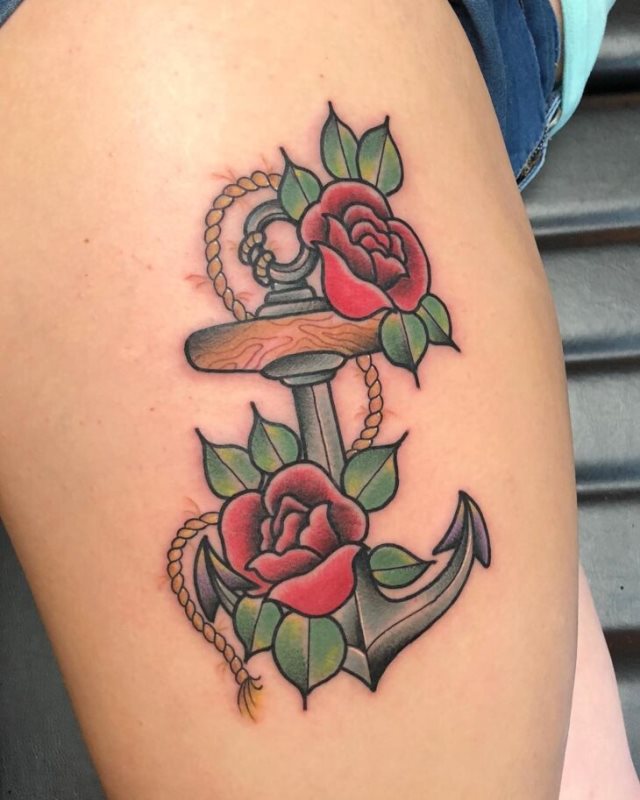 tattoo femenino con un ancla 11