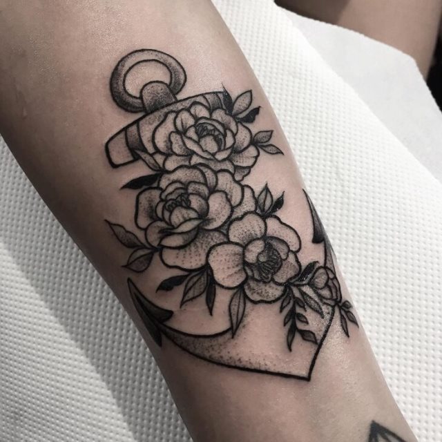 tattoo femenino con un ancla 12