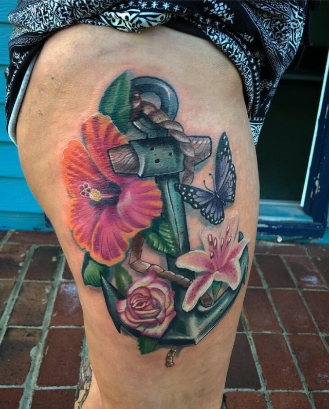 tattoo femenino con un ancla 13