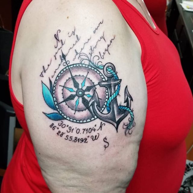 tattoo femenino con un ancla 15