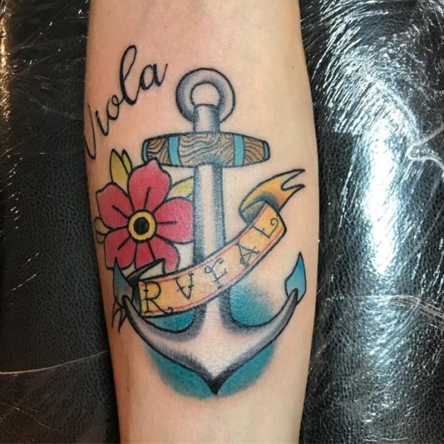 tattoo femenino con un ancla 18