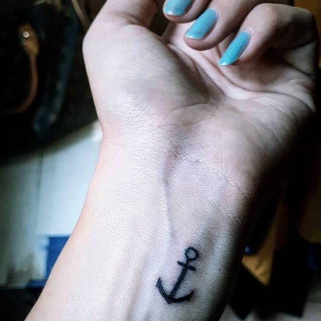 tattoo femenino con un ancla 19