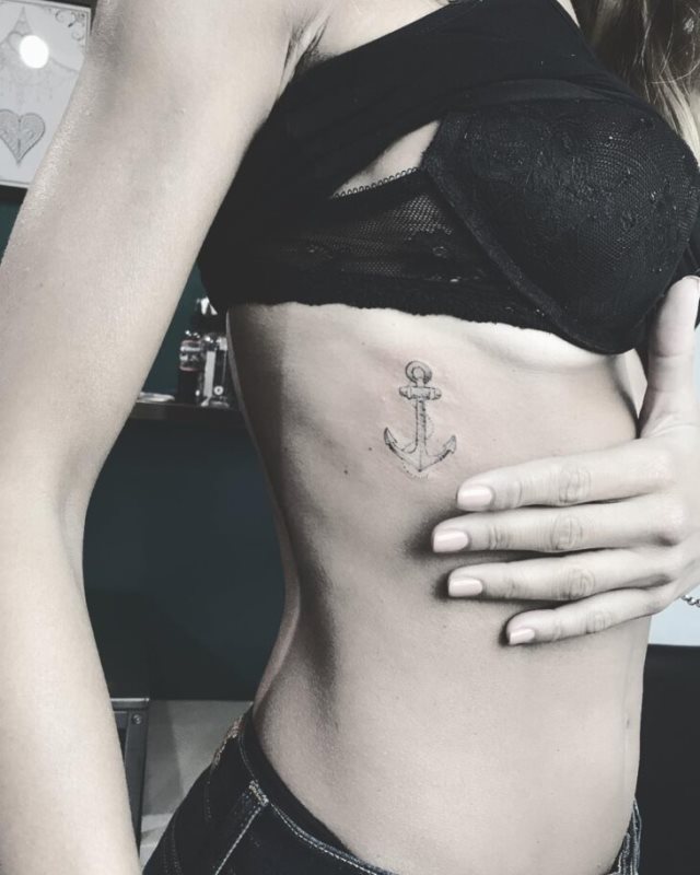 tattoo femenino con un ancla 20